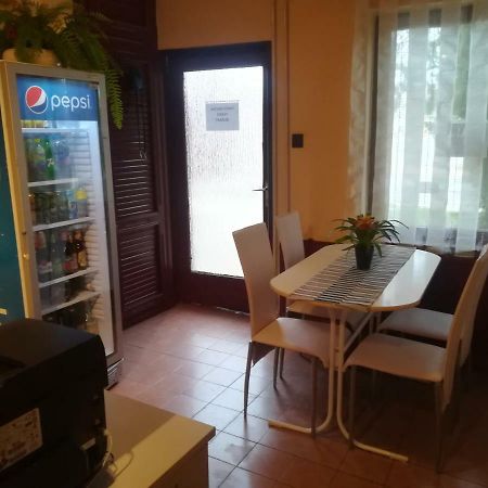 Fekete Macska Panzio Hotel Tata Ngoại thất bức ảnh