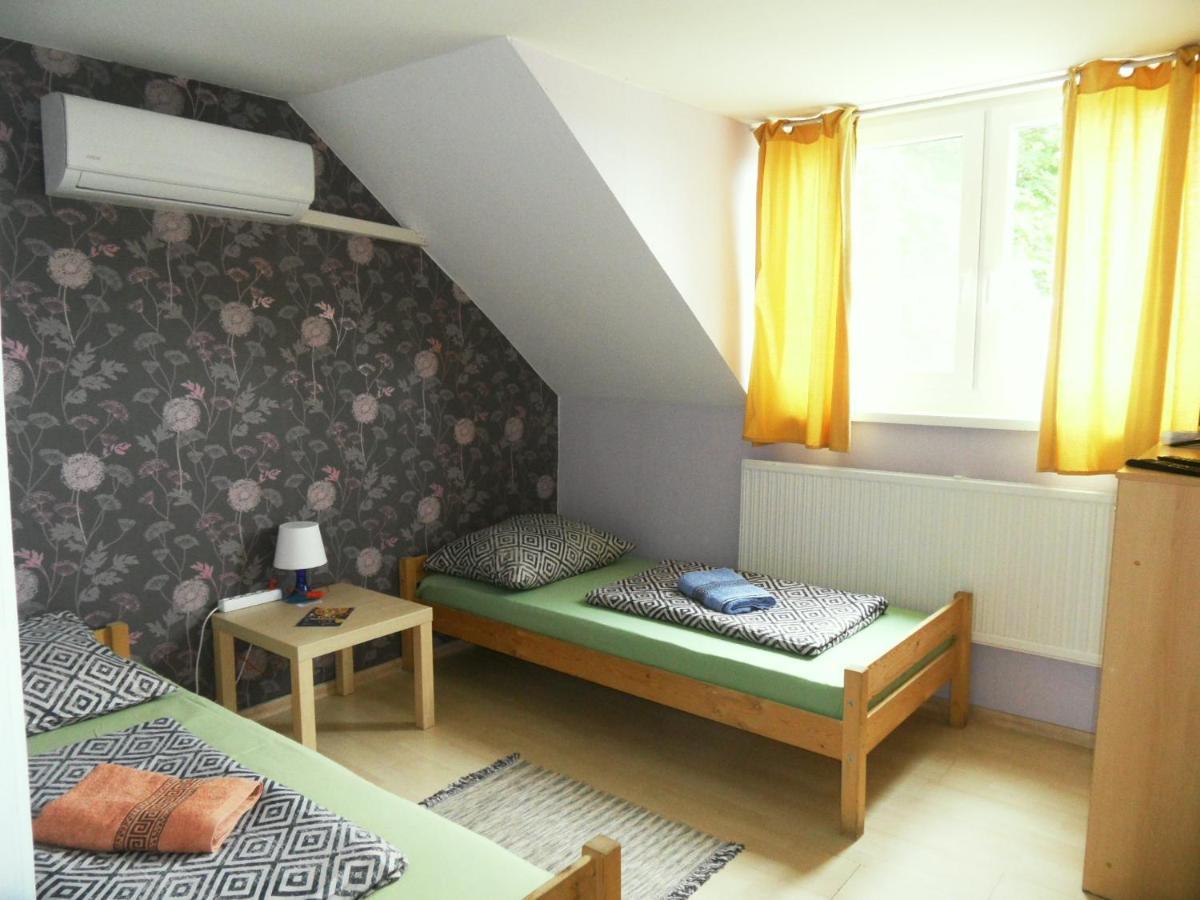 Fekete Macska Panzio Hotel Tata Ngoại thất bức ảnh