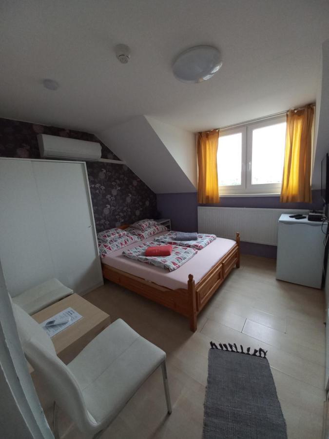 Fekete Macska Panzio Hotel Tata Ngoại thất bức ảnh
