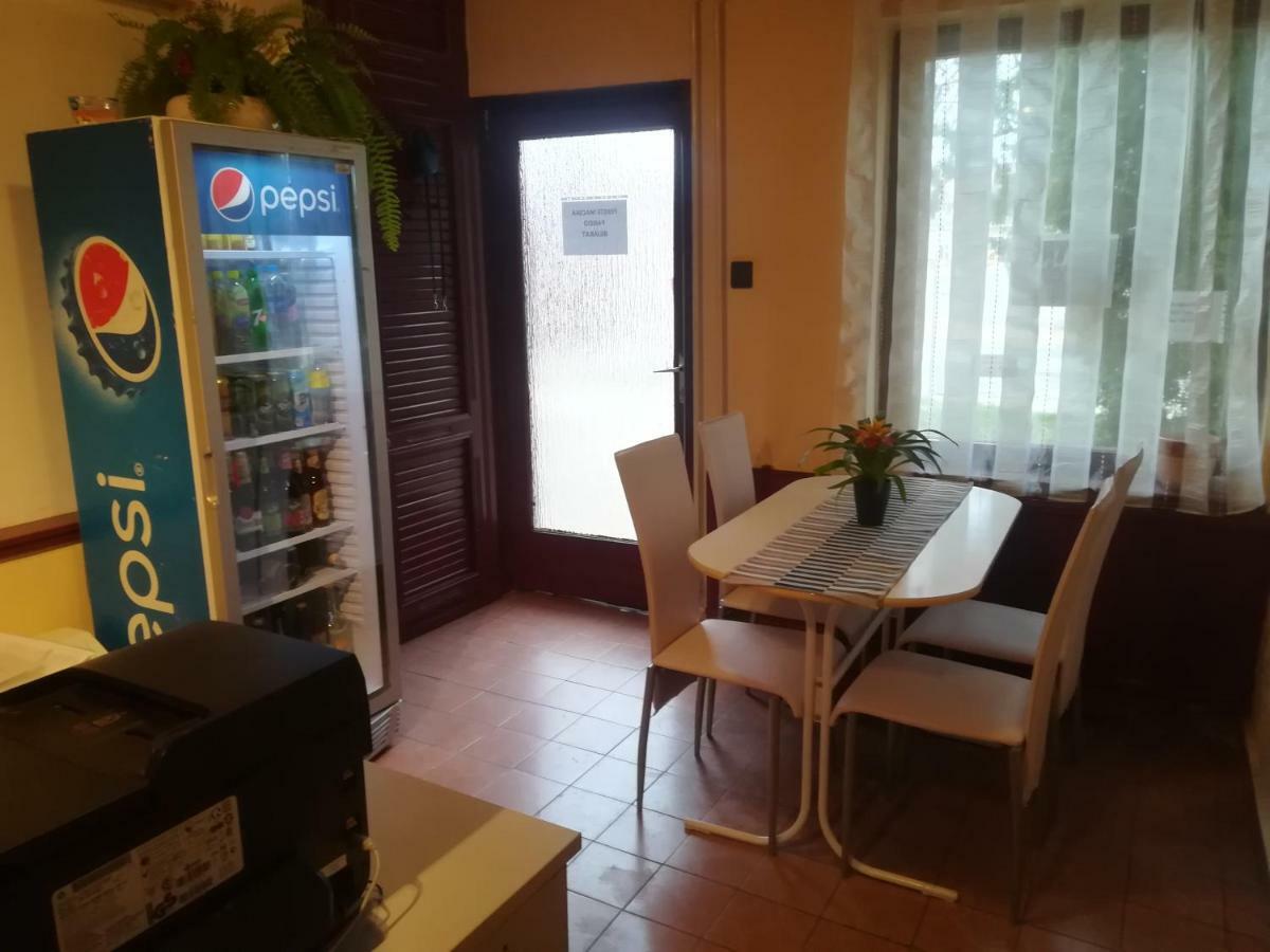 Fekete Macska Panzio Hotel Tata Ngoại thất bức ảnh